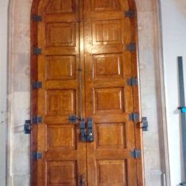 Barnizados y Lacados Restauraciones Intsoc puerta con diseños medievales 