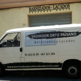 Barnizados y Lacados Restauraciones Intsoc vehículo estacionado