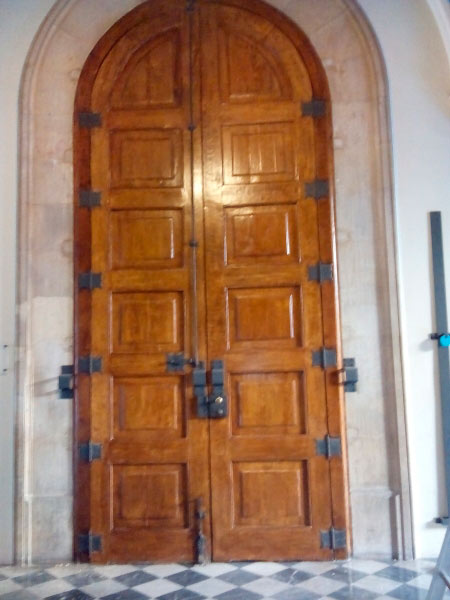 Barnizados y Lacados Restauraciones Intsoc puerta con diseños medievales 